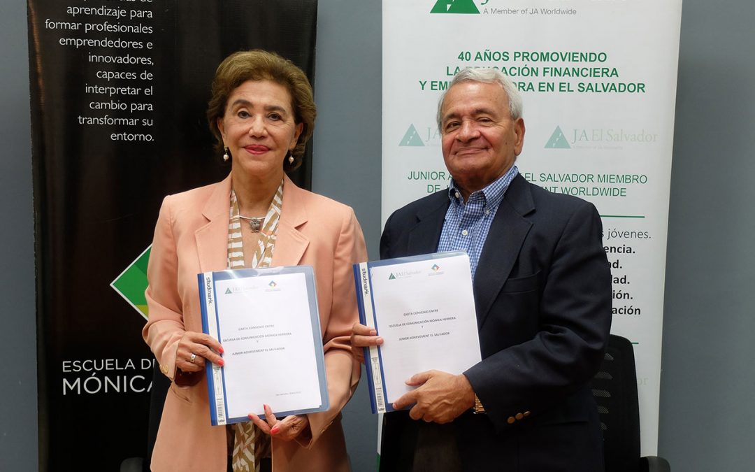 Firma de convenio entre ECMH y Junior Achivement El Salvador